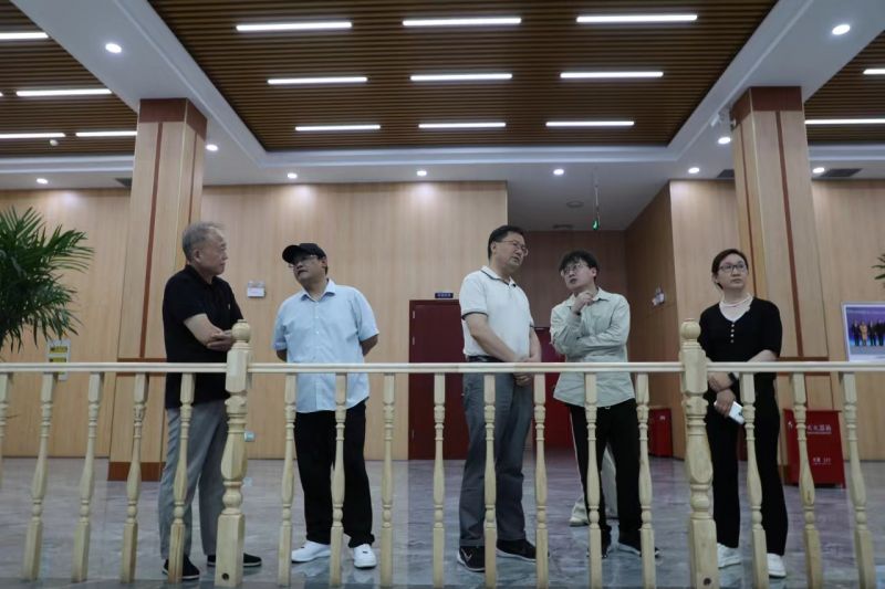 工信部產(chǎn)業(yè)政策與法規(guī)司原巡視員、先進(jìn)制造商學(xué)院總裁四班班主任辛仁周一行到順成集團(tuán)走訪